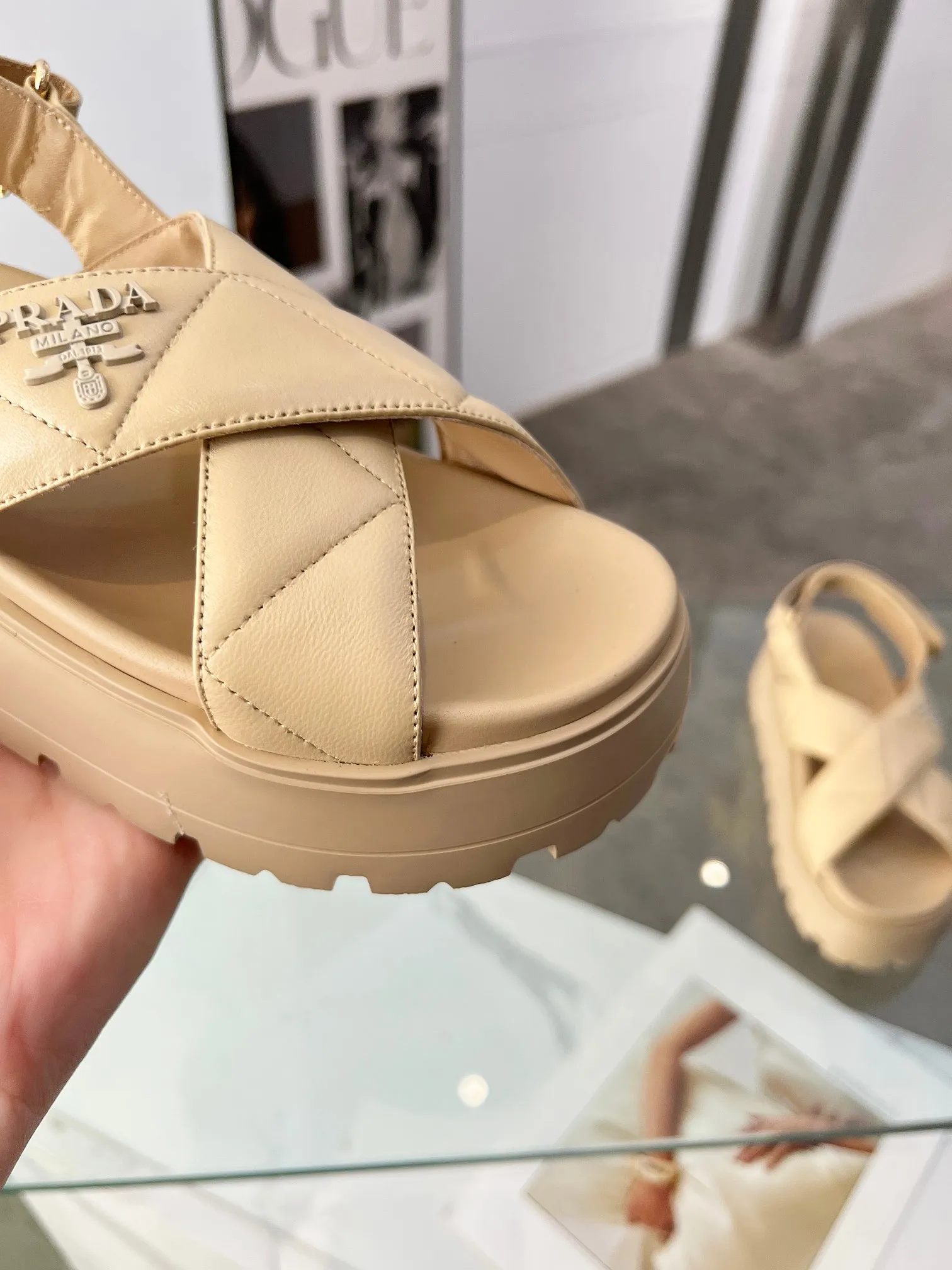 👟👟Ex-factory price 460👟👟 PRADA 2025 vs spring and summer popular sandals series... [Thick-soled double-button sandals] Original 1:1 customization, this year's most fashionable and popular retro British style, simple and elegant, all styles are good-looking, platform thick soles make you slimmer and taller, very comfortable, fashionable and versatile... Many Internet celebrities are on their feet. These platform round-toe thick-soled shoes are very popular this year. They can be worn (increased) for both leisure and leisure. ❶Material: Customized imported calf leather ❷Inner: Customized imported sheepskin ❸Outsole: Original molded ultra-light outsole ❹Sole thickness: 5.5cm ❺Number of yards: 35-40 ❻Packaging: Original full set of packaging ☀Color: Official website updated simultaneously
